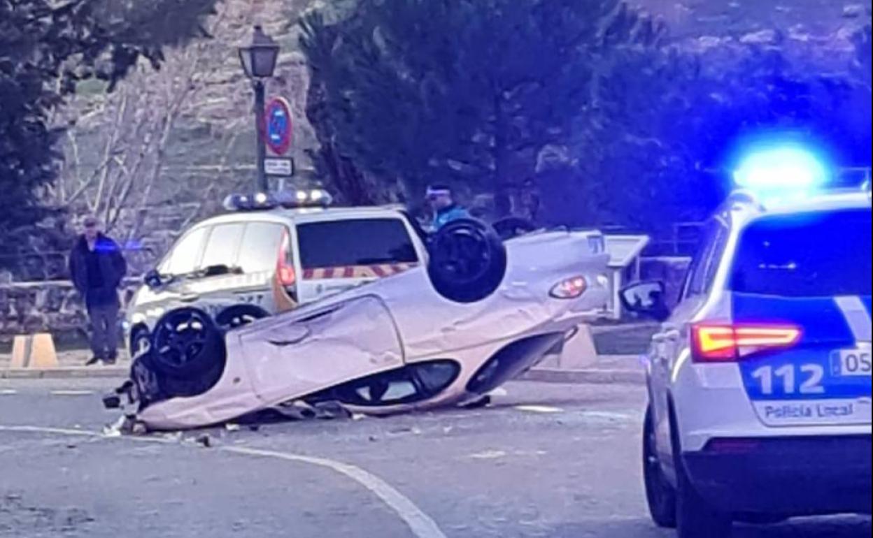 Coche volcado, este lunes, en la Cuesta de los Hoyos de Segovia.