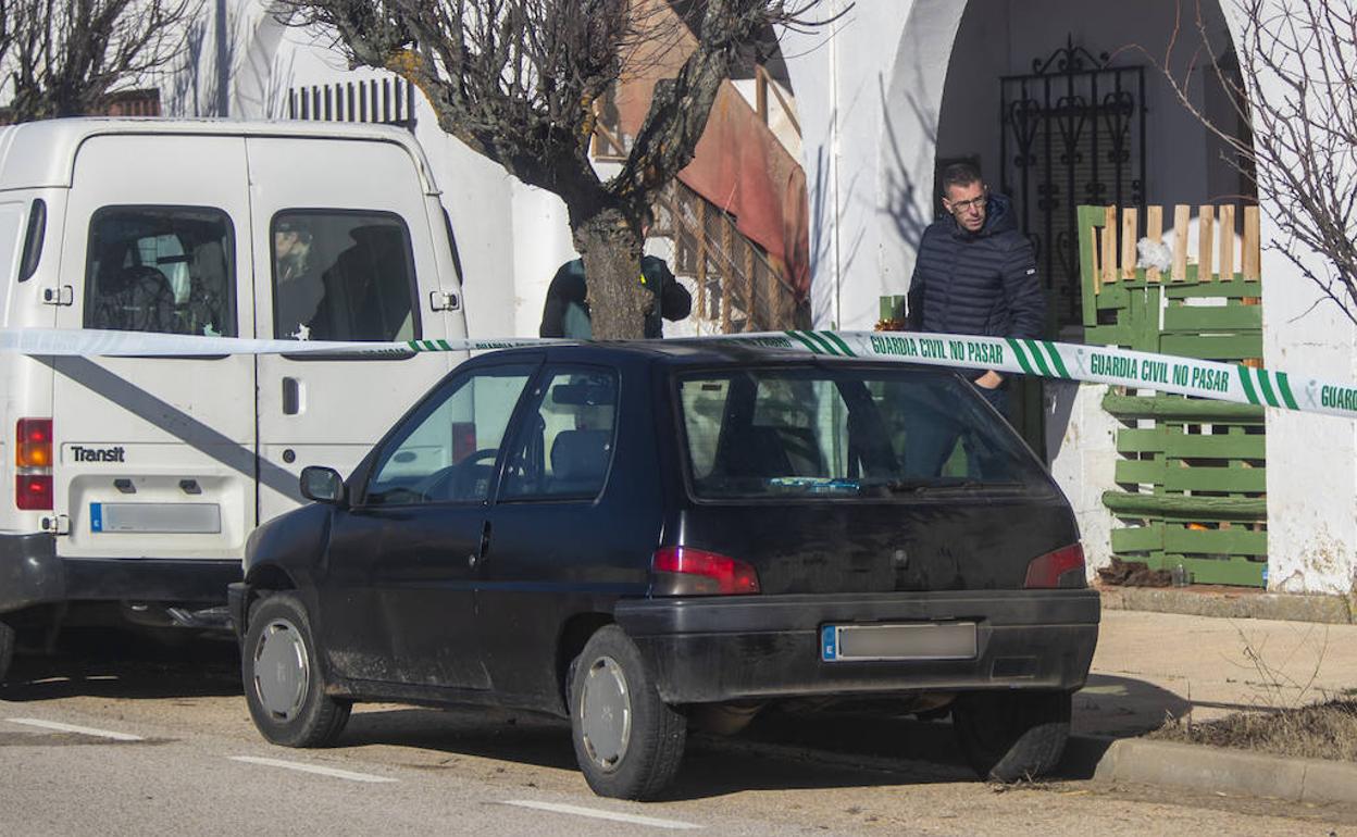 Los investigadores trabajan en la casa donde fue hallada muerta una mujer durante la mañana de Navidad.