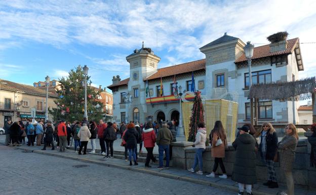 Largas colas para adquirir entradas del festival 'Mira quién canta' en El Espinar 