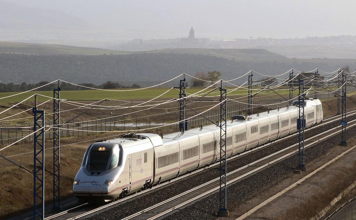 Un tren de alta velocidad, a su paso por la provincia de Segovia. 