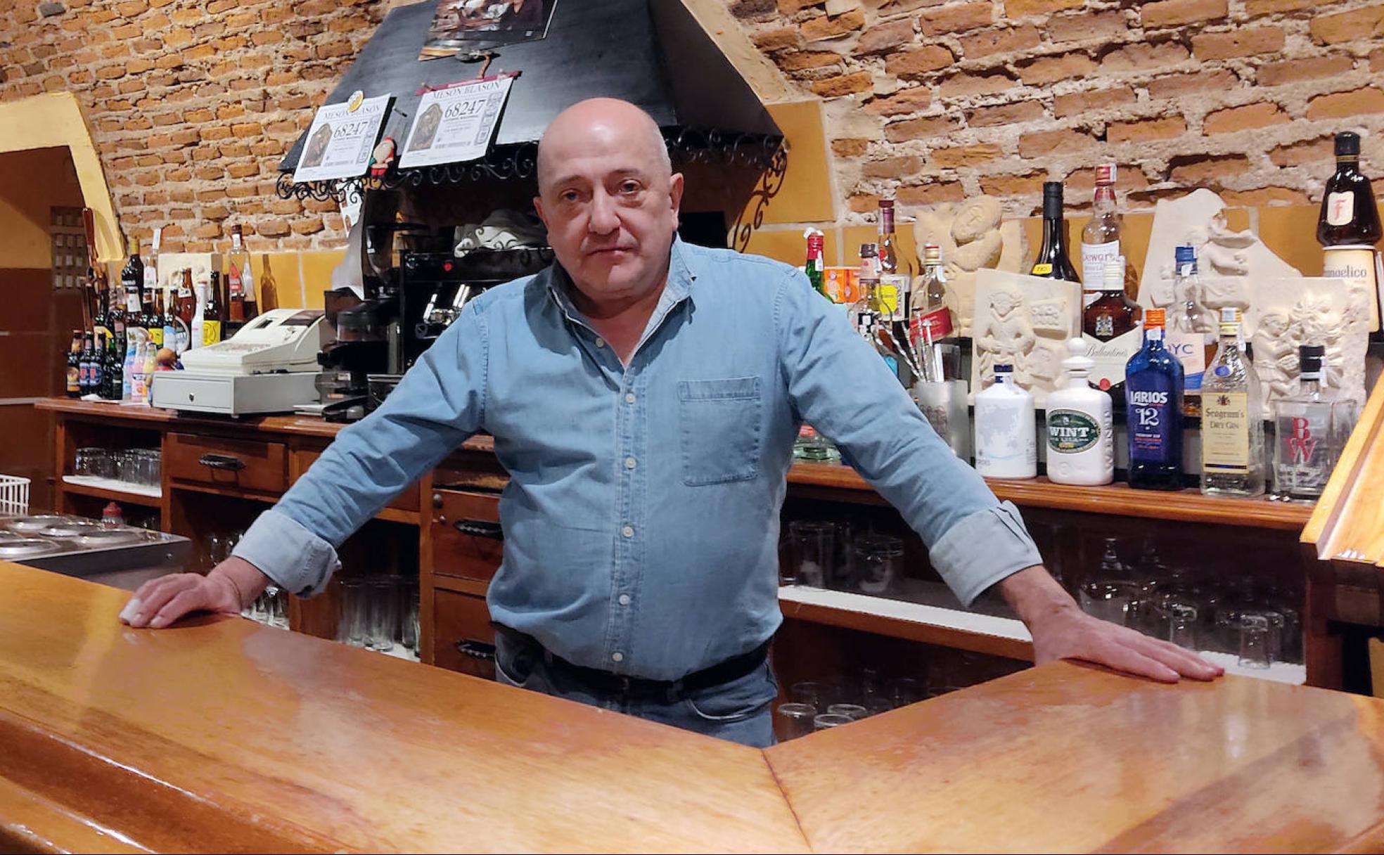Francisco Javier de Santos, tras la barra de El Blasón.