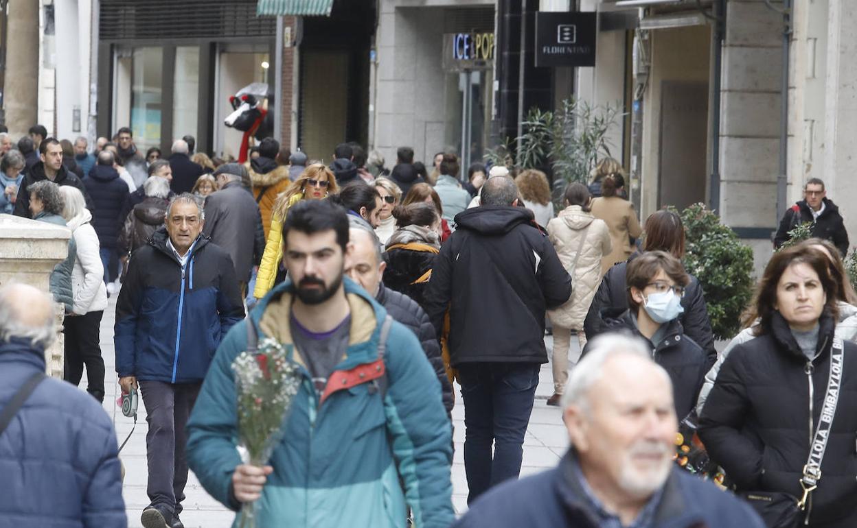 Varias personas caminan por la Calle Mayor de Palencia. 