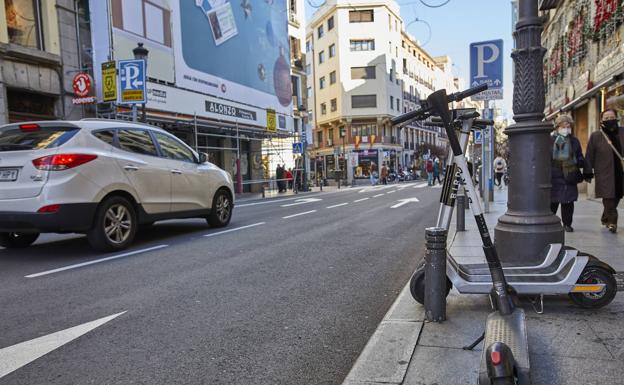 Esta es la multa de la DGT si se circula por la acera con bicis y patinetes eléctricos