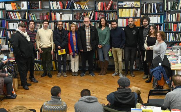 Los autores participantes en el encuentro. 