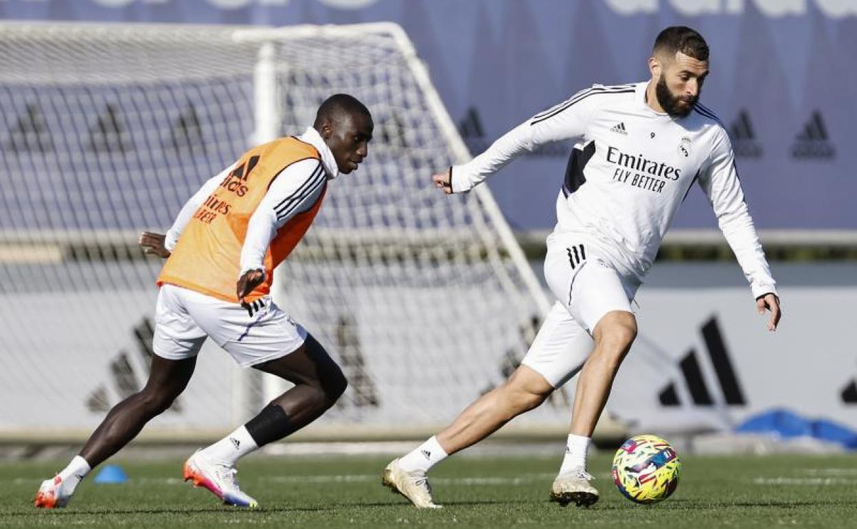 Ferland Mendy y Karim Benzema, en uno de los entrenamientos con los que el Real Madrid prepara su regreso a la competición. 