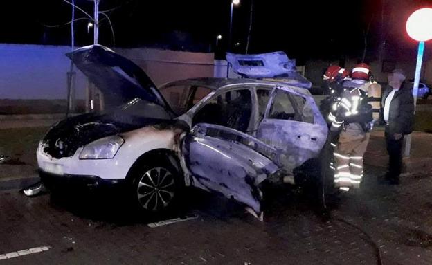 Un incendio calcina un coche estacionado en Barrio España 