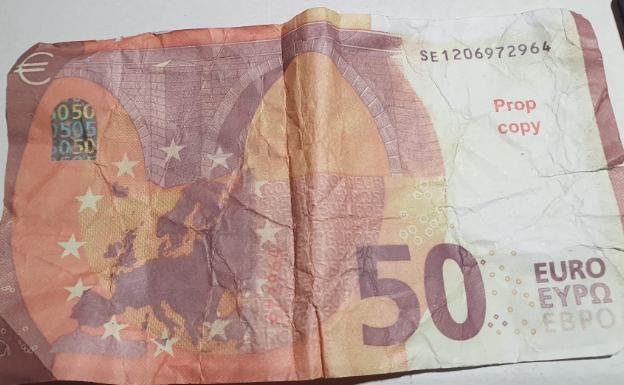 Pillado tras pagar en un bar de Poniente con un billete 'de atrezzo' 