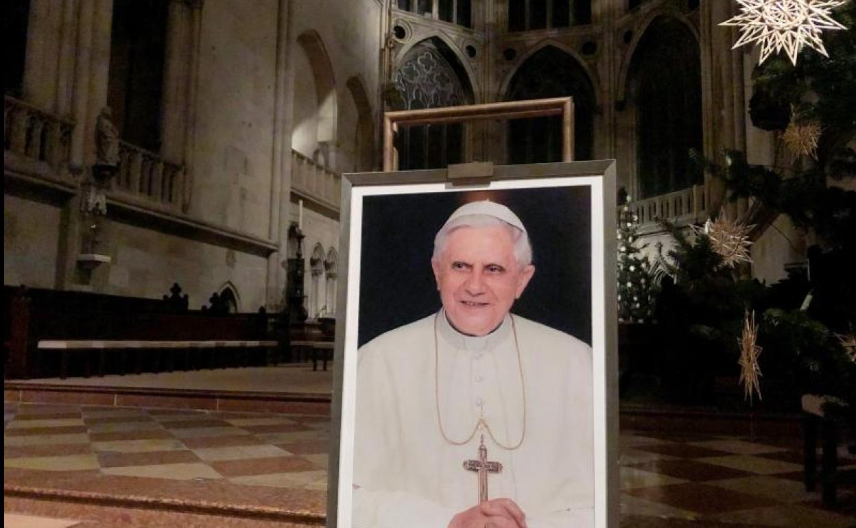 Un retrato del papa emértio en la catedral de Regensburg. 