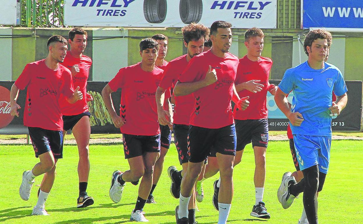 Entrenamiento de pretemporada de la Segoviana, con varios jugadores del equipo juvenil. 