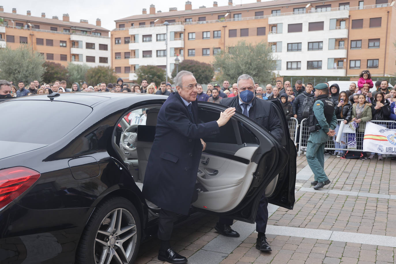Florentino Pérez se baja del coche en el que ha llegado hasta el hotel de concentración del Real Madrid en Valladolid.