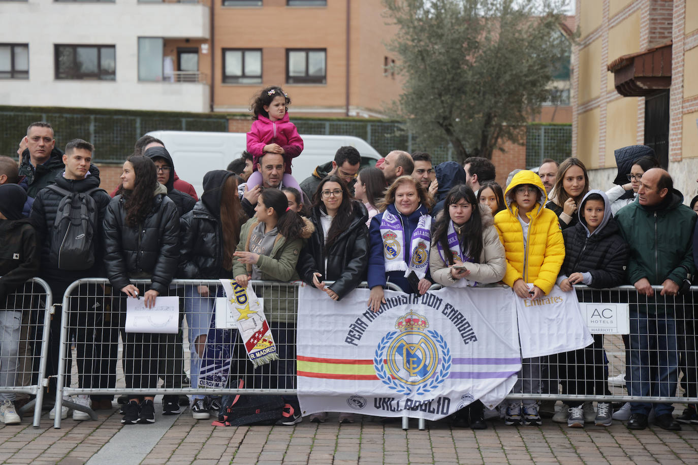 Los aficionados que acuideron a presenciar la llegada del Real Madrid a Valladolid.