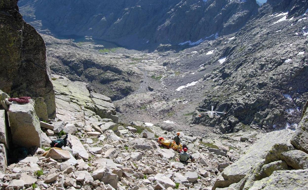 Imagen de archivo de un rescate en Gredos. 