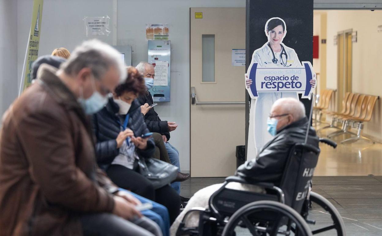 Pacientes y familiares, en el vestíbulo del Hospotal Río Hortega de Valladolid. 