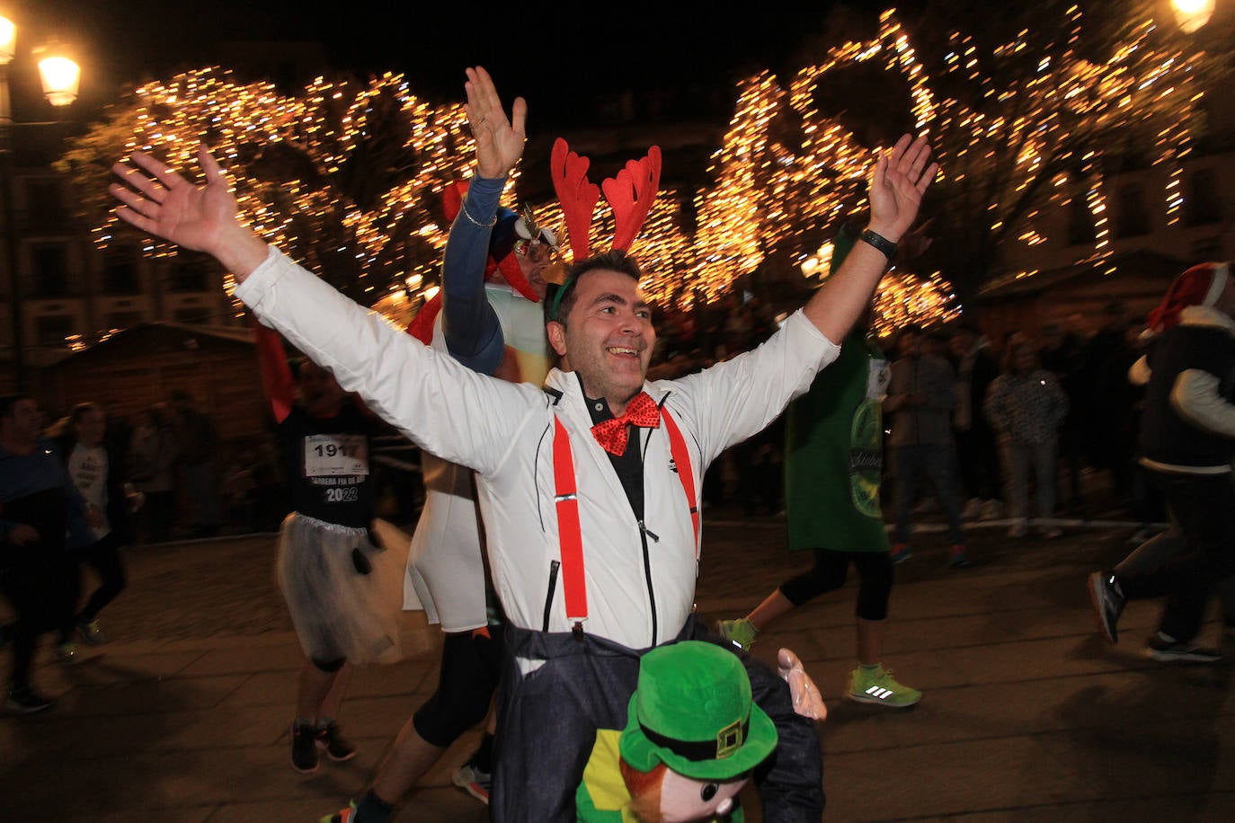 UNos participantes disfrazados llegan a la meta en la Plaza Mayor. 