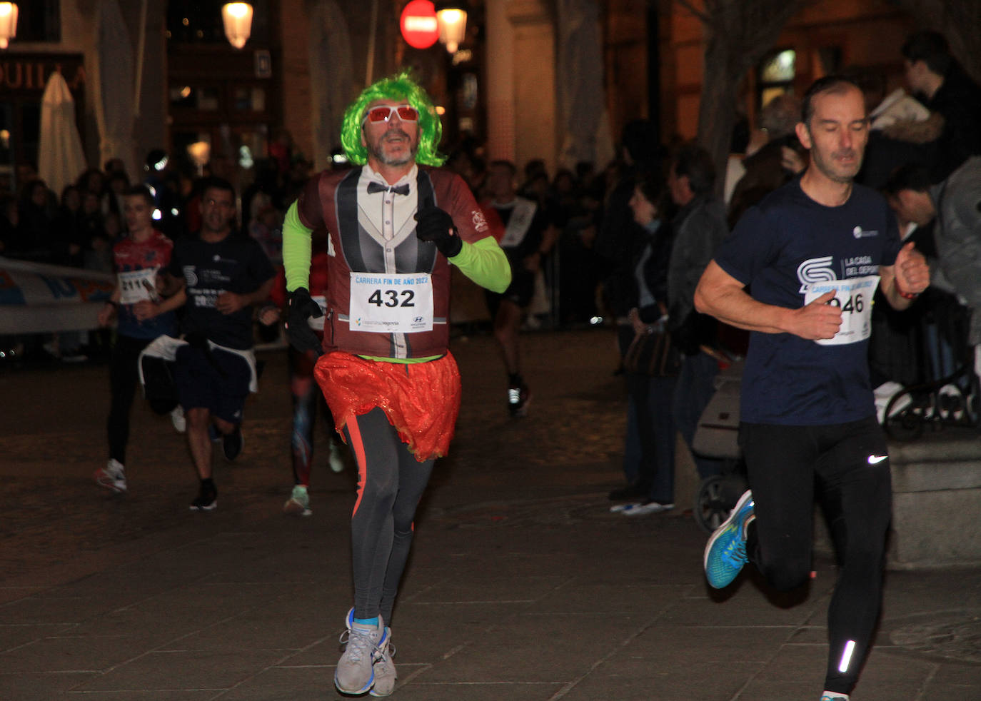 Un padre sujeta a su bebé durante la carrera este sábado en Segovia. 