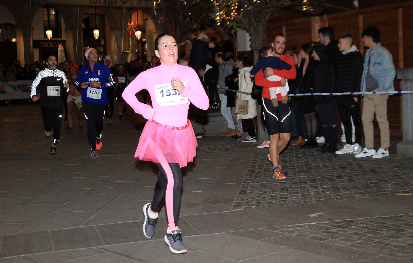 Un padre sujeta a su bebé durante la carrera este sábado en Segovia. 