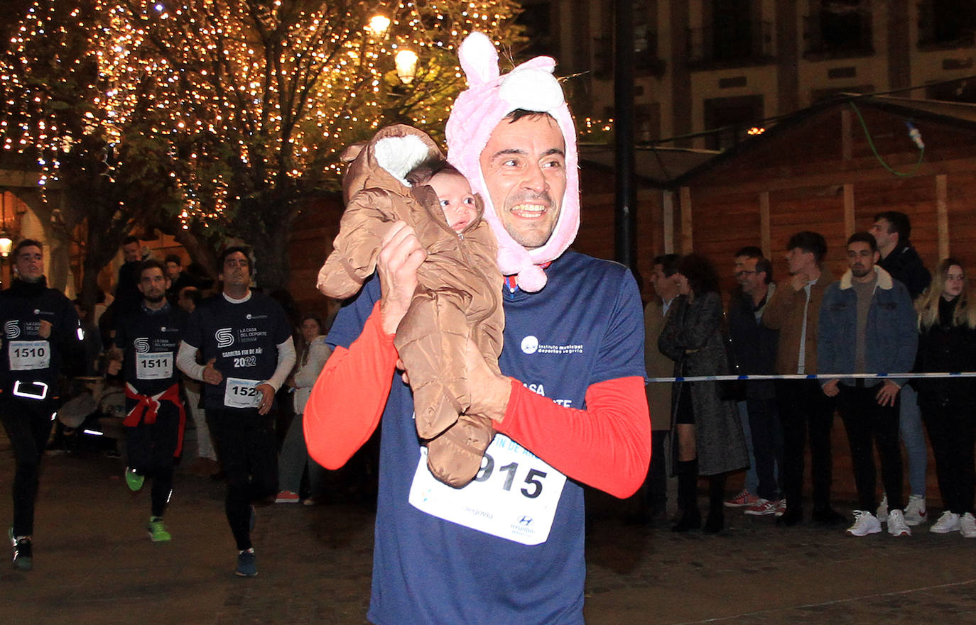 Un padre sujeta a su bebé durante la carrera este sábado en Segovia. 