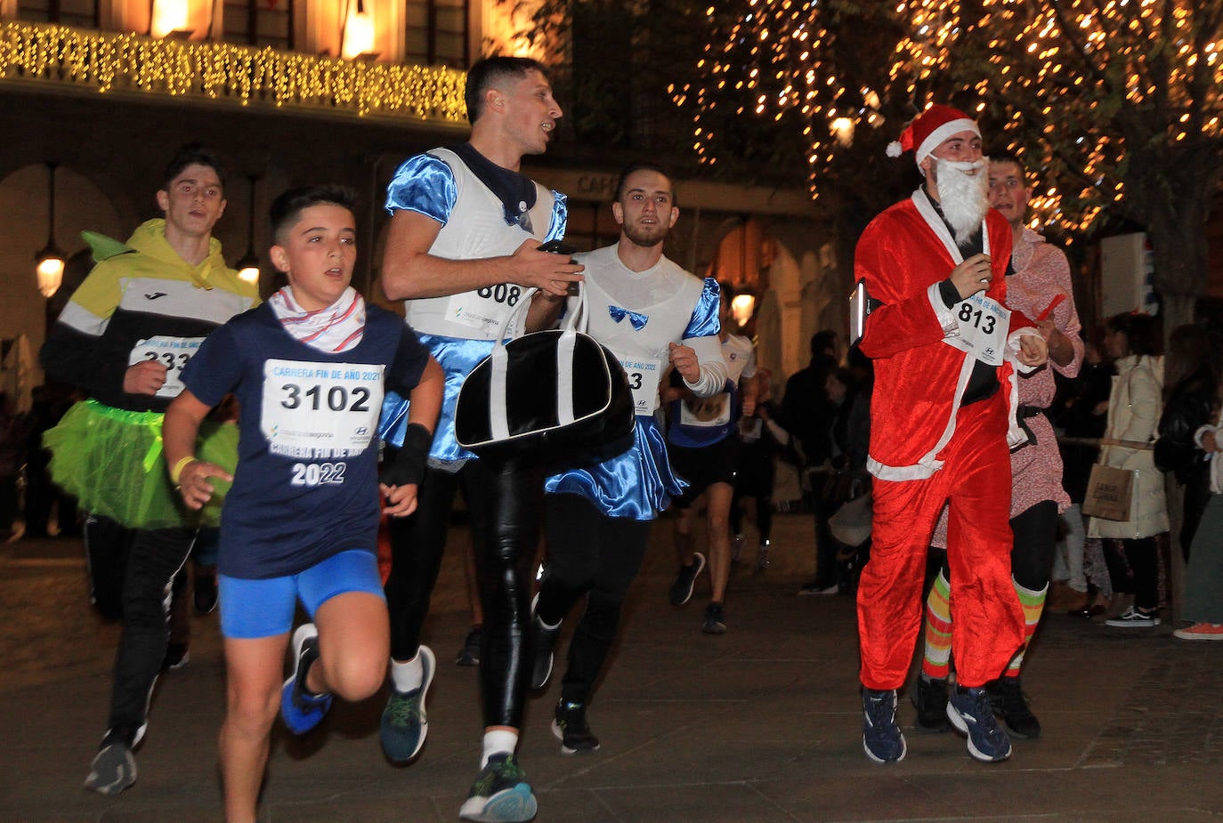 Un padre sujeta a su bebé durante la carrera este sábado en Segovia. 