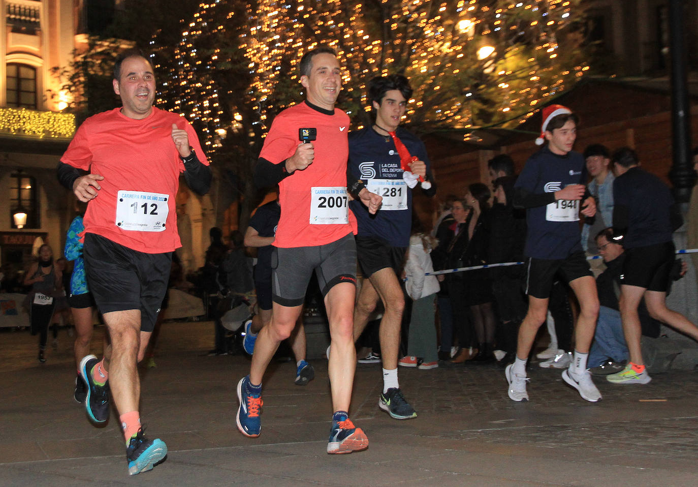 Un padre sujeta a su bebé durante la carrera este sábado en Segovia. 