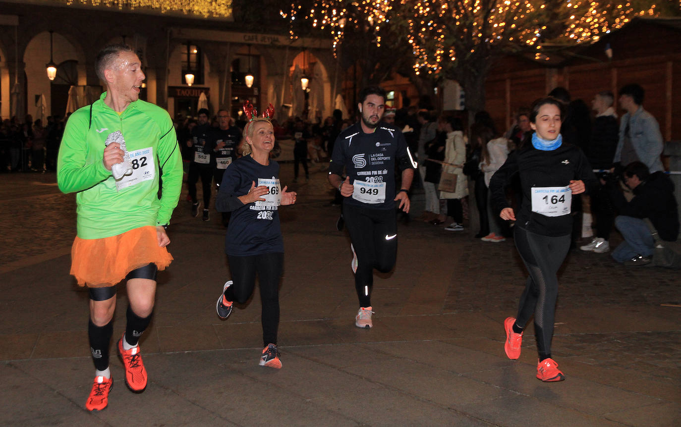 Un padre sujeta a su bebé durante la carrera este sábado en Segovia. 