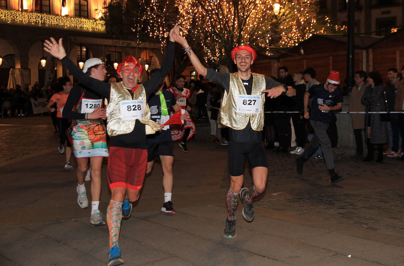 Un padre sujeta a su bebé durante la carrera este sábado en Segovia. 