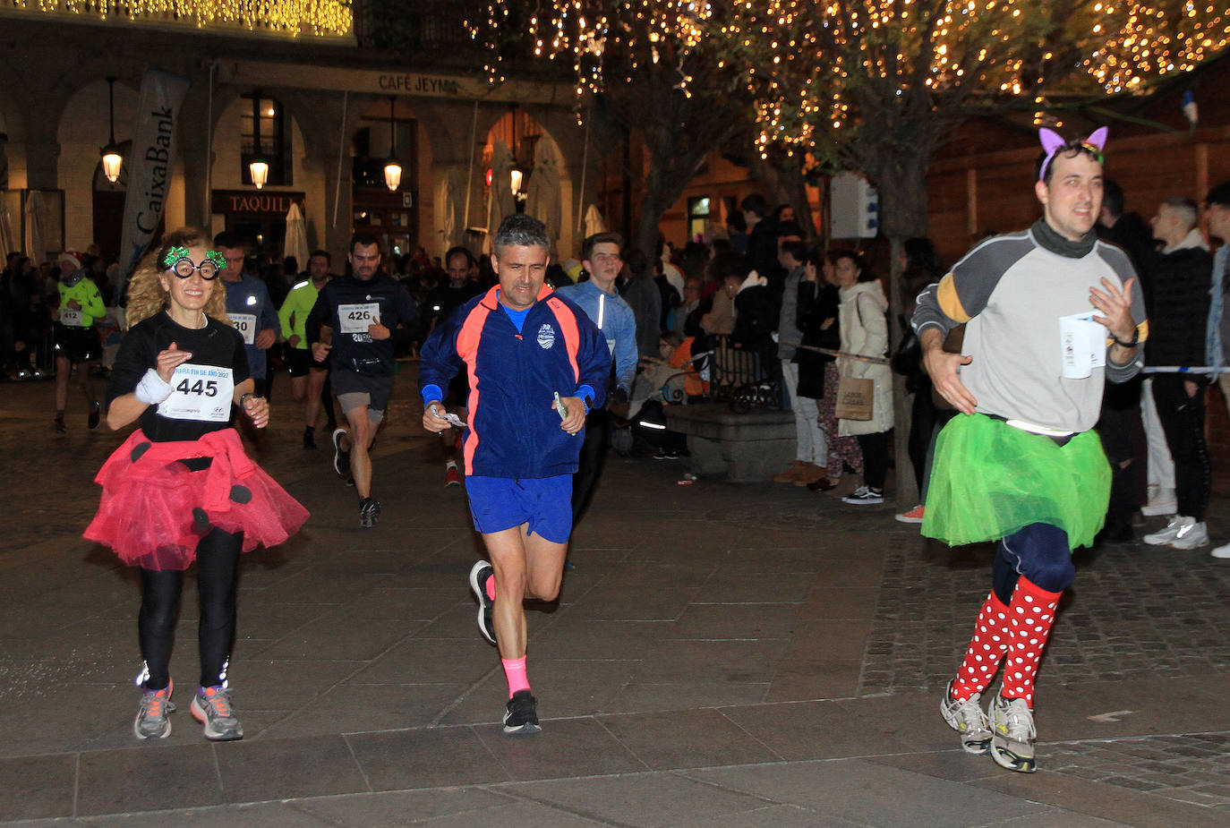 Un padre sujeta a su bebé durante la carrera este sábado en Segovia. 