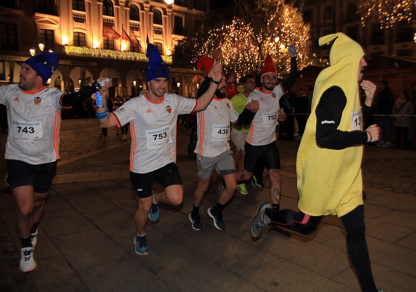 Un padre sujeta a su bebé durante la carrera este sábado en Segovia. 