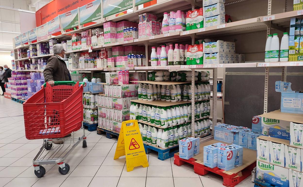 Un hombre hace la compra en un supermercado de Madrid. 