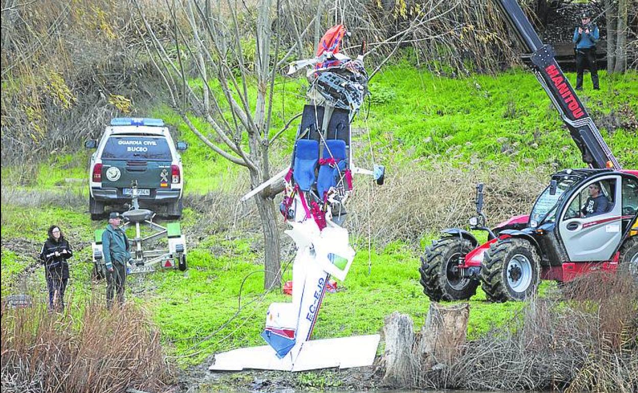 Extracción del ultraligero de las aguas del río. 