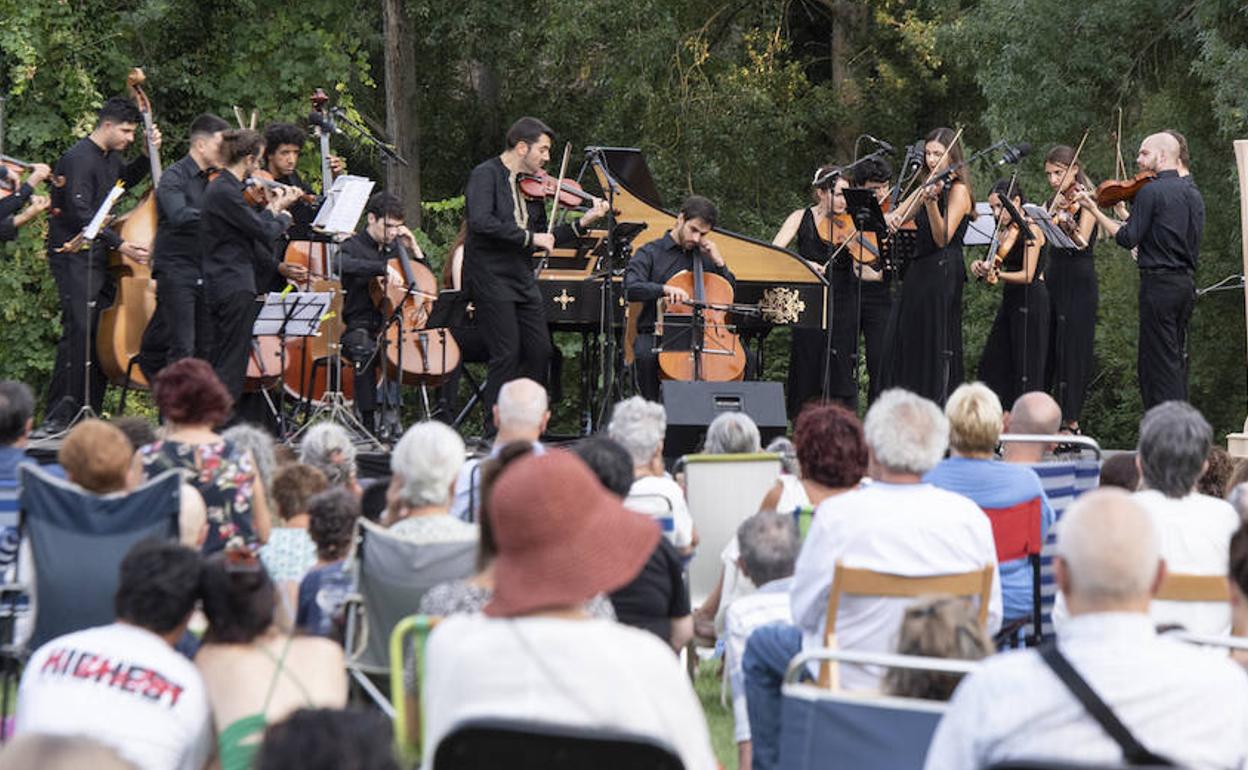 Público en un concierto del último Museg en la explanada de la Fuencisla bajo el Alcázar. 