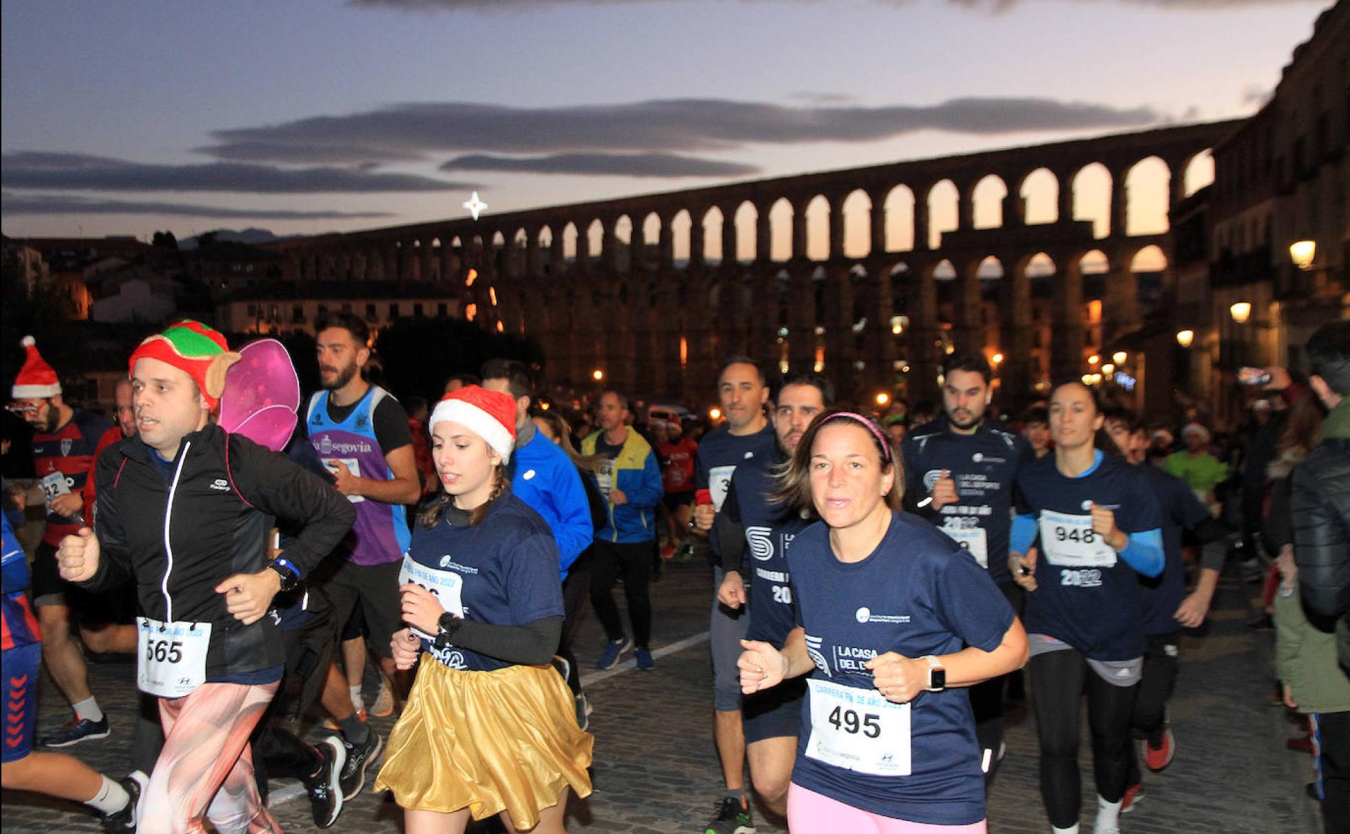 Participantes en la carrera de Fin de Año de Segovia en la subida por San Juan. 