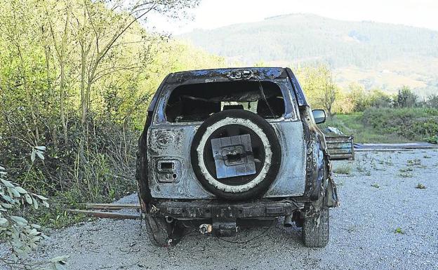 Un coche calcinado en el Valle de Mena, en Burgos. 