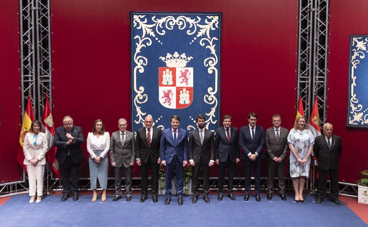 Foto de familia del primer Gobierno PP-Vox tras la toma de posesión de los consejeros. 