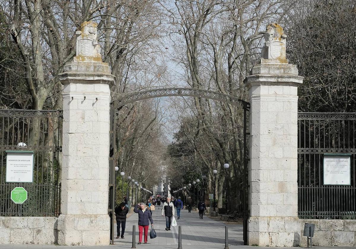 Puerta del Príncipe que da acceso al Campo Grande por el Paseo de Filipinos.