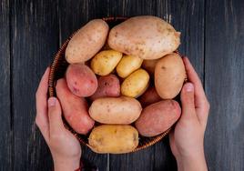 Varias patatas en un recipiente.