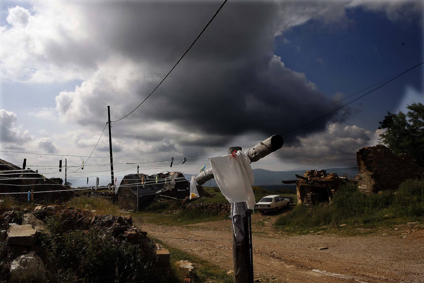 El pueblo de Foncebadón es un punto de inflexión en el camino. El Todo a la Nada. El seguir o abandonar.