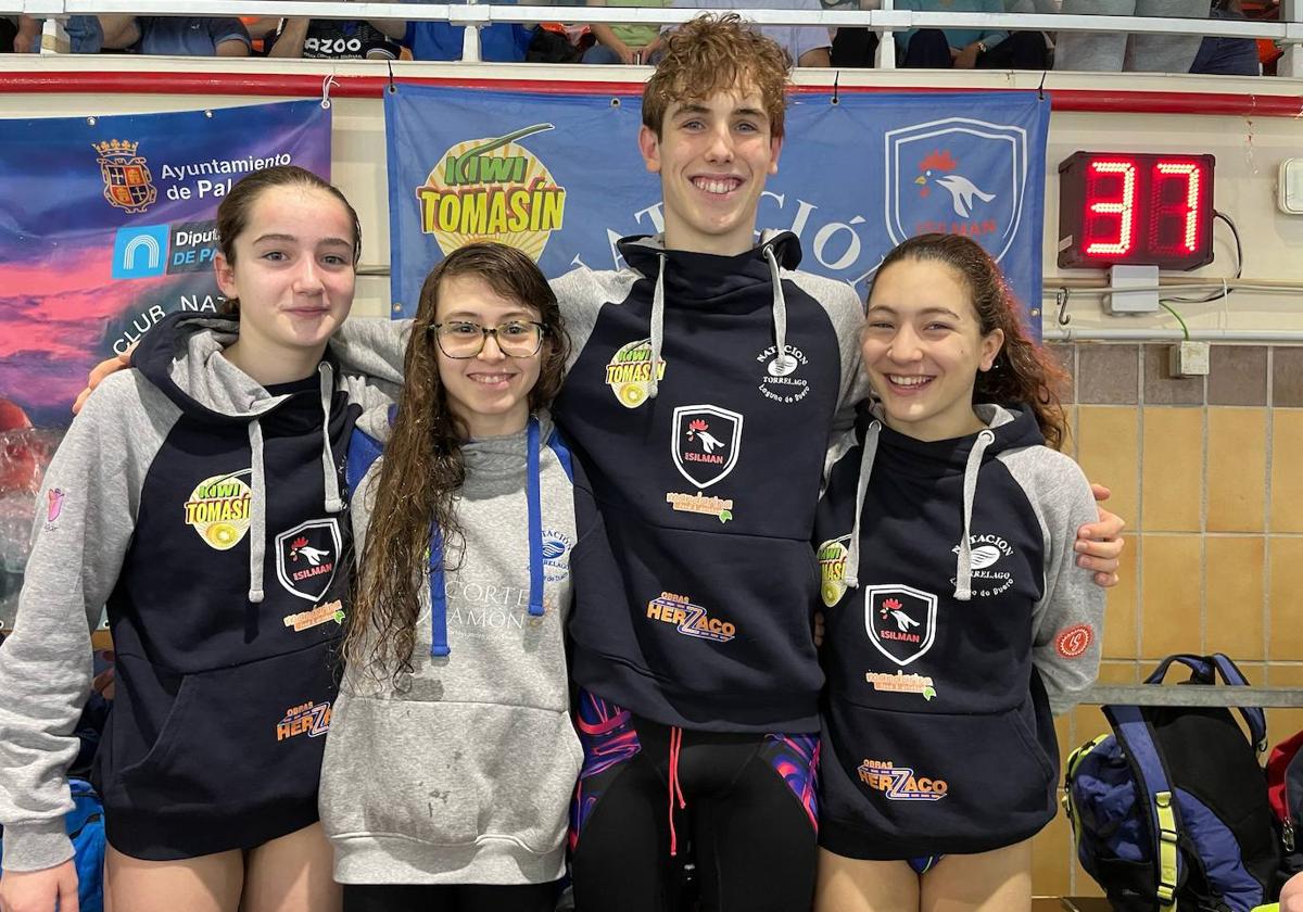 Nayara Pineda (segunda por la izquierda), junto a sus compañeros de equipo.