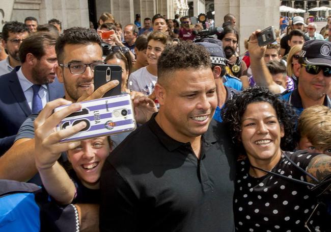 Ronaldo Nazário se fotografía con varios fans minutos después de presentar en el Ayuntamiento de Valladolid su proyecto para el club.