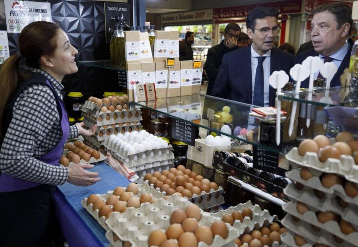 El Ministro de agricultura, Luis Planas, en una visita a un mercado.