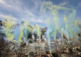 Los colores de la bandera ucraniana han sido los protagonistas de la mascletá de las fallas de Valencia.