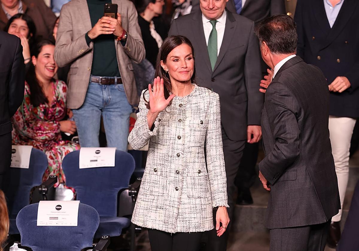 La reina Letizia saluda al auditorio.