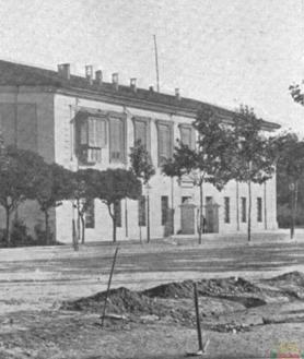 Imagen secundaria 2 - Dos vistas del primer edificio de la Academia de Caballería de Valladolid. Abajo, el rey Alfonso XII en su visita a las instalaciones vallisoletanas en 1914.