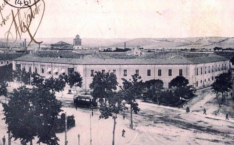 Imagen principal - Dos vistas del primer edificio de la Academia de Caballería de Valladolid. Abajo, el rey Alfonso XII en su visita a las instalaciones vallisoletanas en 1914.