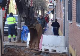 Trabajos de reparación de la tubería a la altura del número 37 de la carretera de Rueda.