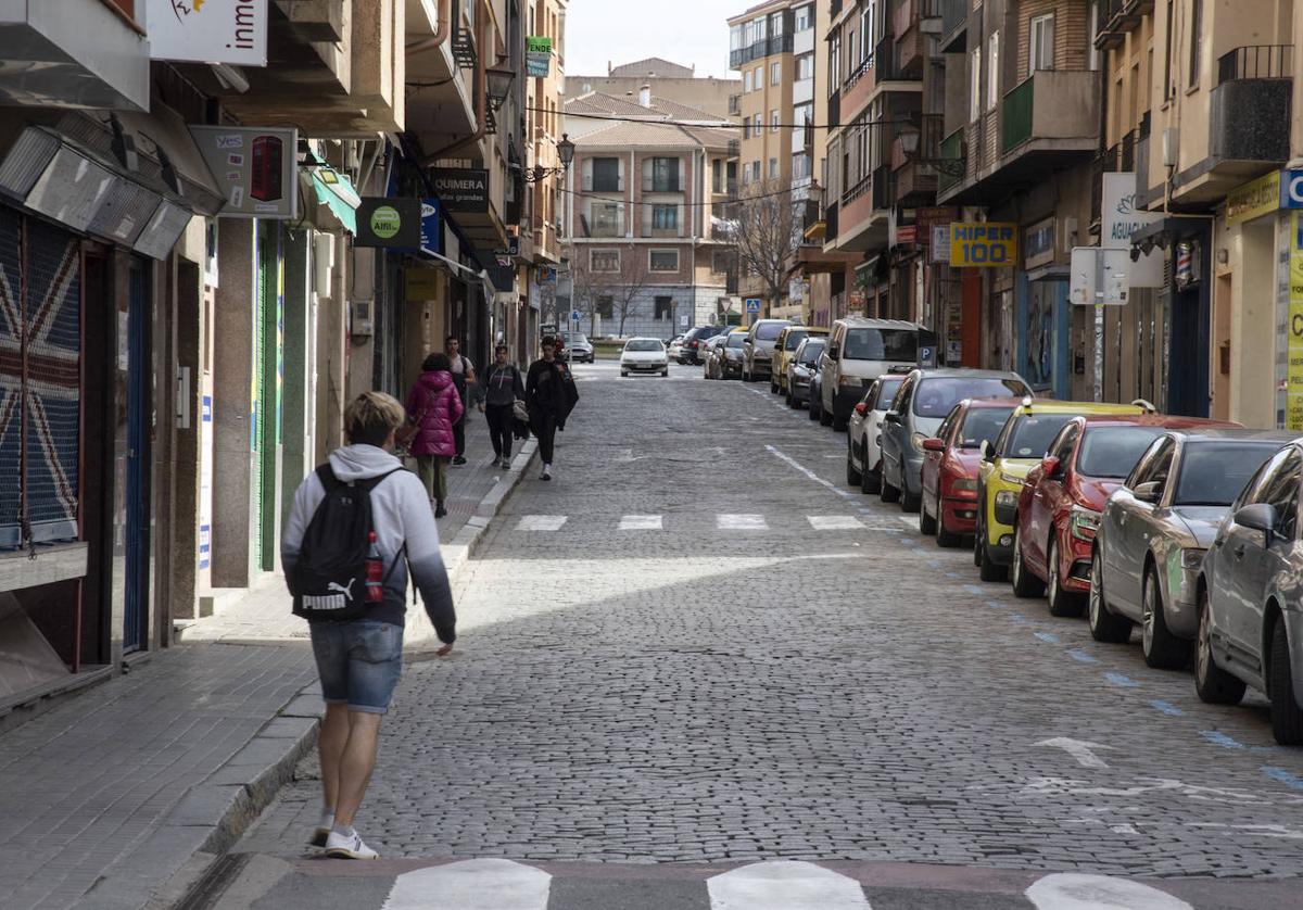 Varias personas caminan por la calle Blanca de Silos.