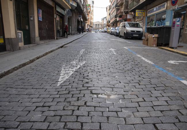 Un tramo de la vía del barrio de Santa Eulalia con el adoquín hundido.