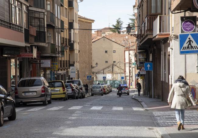 Vista de la calle, con las marcas descoloridas del carril bici, en dirección a la plaza de Santa Eulalia.