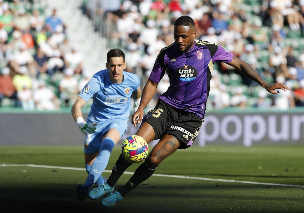 Cyle Larin, ante el portero Edgar Badía, durante el Elche-Real Valladolid de la pasada jornada.