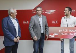 Amador Aparicio, Mariano Martínez y Mario Paniagua, ayer en la sede del PSOE.