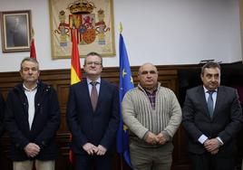 Gerardo Dueñas junto a los presidentes de las comunidades de regantes del Canal de Ines, Teófilo Andrés, y de Velilla de Alcozar (Canal Eza), Ángel Luis Pastor, y el director del Itacyl, Rafael Sáez.